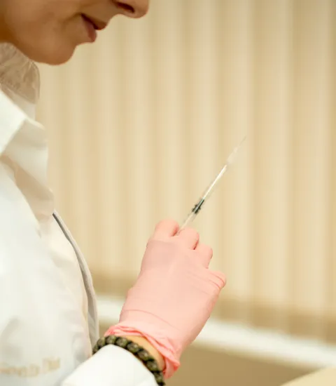 medicina-estetica-en-ibi-cara-doctora-inyeccion