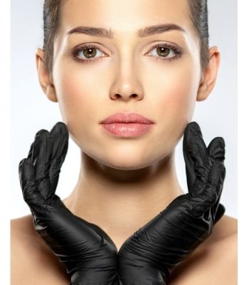 medicina-estetica-alcoy-cara-chica-guantes-negros-manos-barbilla